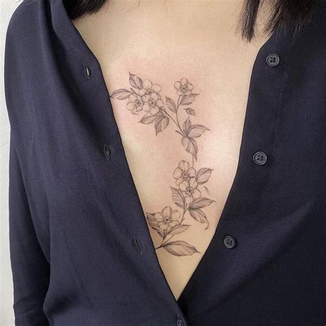 small tattoos between breast|Sternum Tattoo Ideas That Will Make You Want A Tattoo。